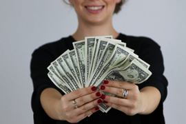 Una madre de Virginia celebra haber ganado 100.000 dólares anuales en la lotería compartiendo la alegría con sus hijas.