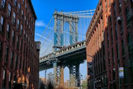 Una coppia di New York condivide con gioia il premio Mega Millions da 2 milioni di dollari che gli cambierà la vita. - Casino News Thumbnail